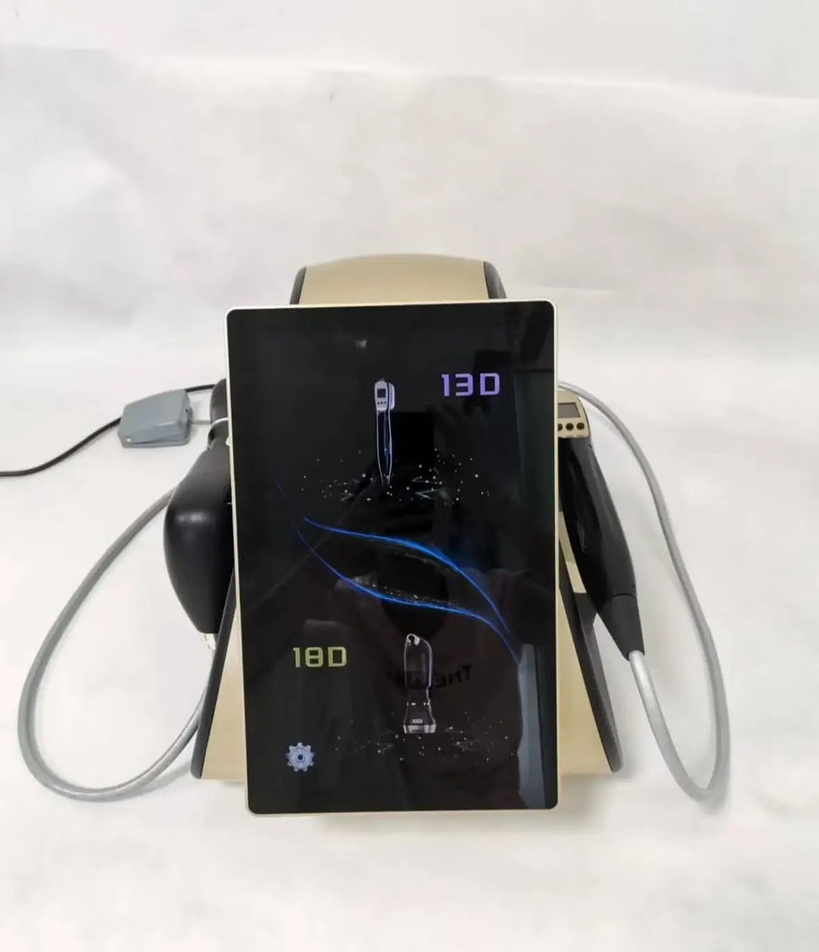 You can reveal firmer, younger-looking skin with the 22D MAX Hifu system from emszero.